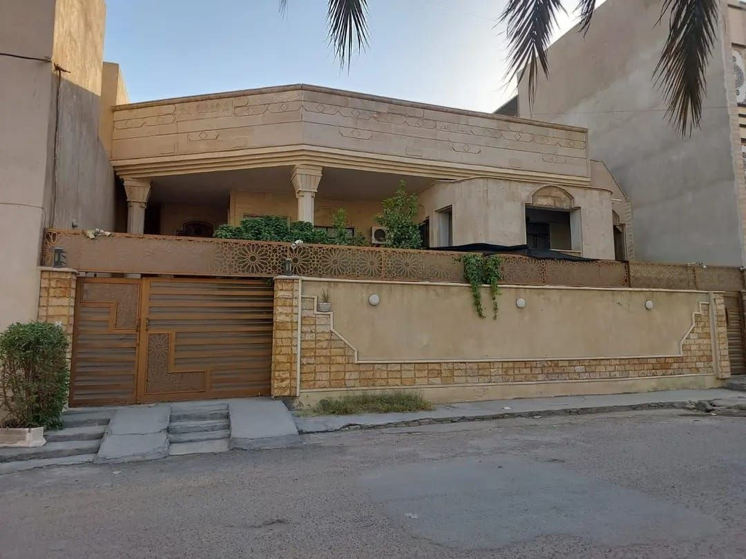 يوجد بيت للبيع 
الكاظمية دور الضباط قريب من شارع العام ٦٠
الفرع الاول لمركز العقم
مساحة ٣٠٤ متر  
البناء نظيف جدا 
بيت بناء مسلح وحجر طبيعي 
واجهة البيت ١٧ متر 
طابقين ونص 
يحتوي على ٦ غرف نوم
ومطبخ وصاله وهول واستقبال كبيره 
٤غرف مخزن و٤ صحيات و٢ مناور
للتواصل اتصال فقط الرقم ‎***********
