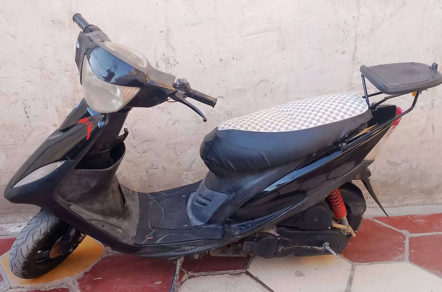 السلام عليكم
ماكس عدله نظافه مثل ماواضح بالصور 
سلف فقط يحتاجلها باتري امانه الله 
مفتوحه جفتتها قبل سبوع درجه اولى امانه الله 
نقصها فقط باتري ويده بريك امامي وستنده ثنائيه فقط 
سعرها 400 الف مجالها كلش قليل مو سعرها 
مكاني بابل حله
***********
