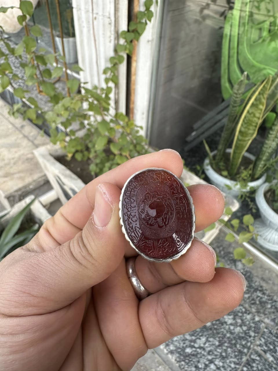 سلام عليكم عقيق يماني مترش3وزن الخاتم 30 غرام سانتيم صياغه البحرين مخطوط سوره الانشراح صياغه يدويه ثقيله جدا ً السعر وباقي التفاصيل خاص بغداد الشعله 
***********
