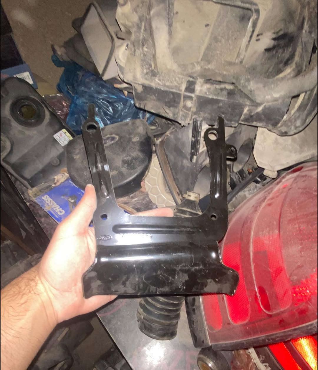 السلام عليكم
توفر جميع ادوات فورد فكتوريا من الكماليات الداخليه والخارجية 

🔴توفر محركات + كيران 
للاستفسار ***********
