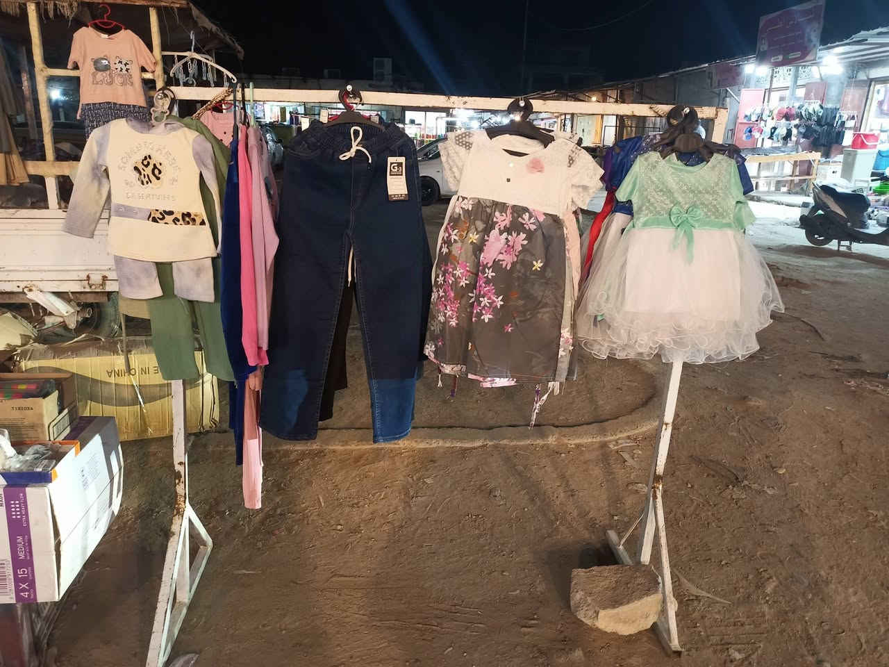 #جميع 
كشخة العيد والمناسبات بدأت عندنا! 😍✨
​نعلن لكم عن وصول أضخم تشكيلة من الملابس الجديدة والمميزة:
​للشباب: سراويل وبدايات (تيشرتات/قمصان) بأحدث الموديلات الشبابية.
​للأولاد: بنطلونات ولادي بخامات ممتازة وتصاميم عملية.
​للبنوتات: بدلات بناتية طفولية تخبل، تجمع بين الرقة والأناقة.
​📍 العنوان: سوق الأسمدة - مقابل هدايا جود.
كونوا أول الحاضرين واختاروا الأجمل لأطفالكم!
اسعار مناسبه وحلوه


**إذا كنت صاحب هذا الإعلان وتريد حذفه لأي سبب، رجاءا أرسل رسالة إلى الدعم الفني**