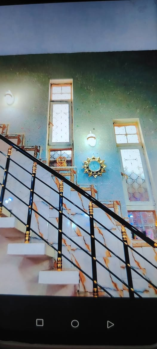 سلام عليكم بيت للبيع حي رحمه ثانيه بيت طابقين نضيف طابق ثاني يحتوي علا ٣ غرف وصحن زغير و طابق جوة غرفه وستقبال وصاله ومطبخ حمام داخلي ومنور وصحيات برة سعر خاص ليحب يتصل علا هذة رقم ***********
