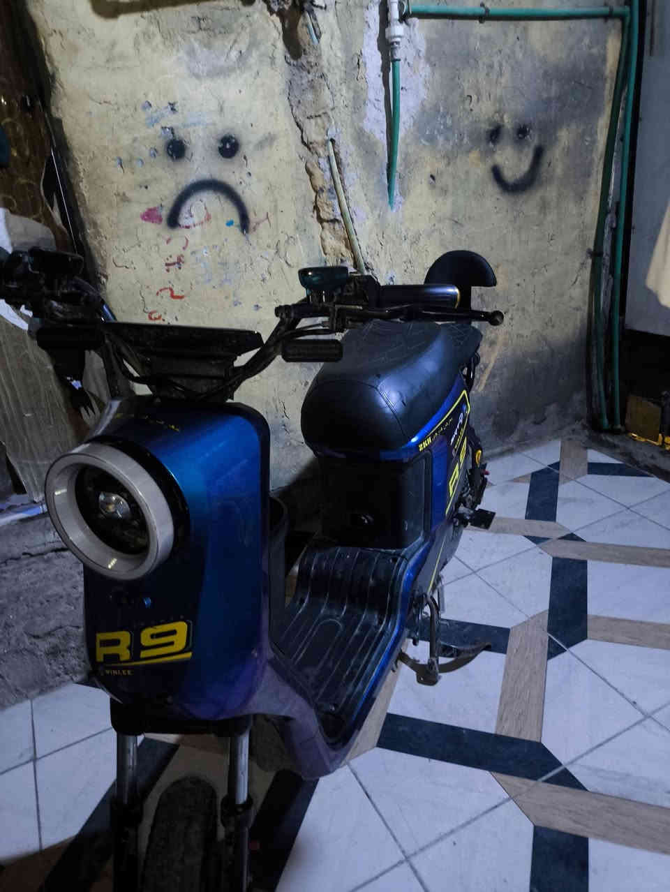 دراجه R9للبيع موديل 2024 بطاريات 32امبير الكبار السعر 475 وبيهه مجال حك الجيه مكاني البصره الكزيزه ***********

