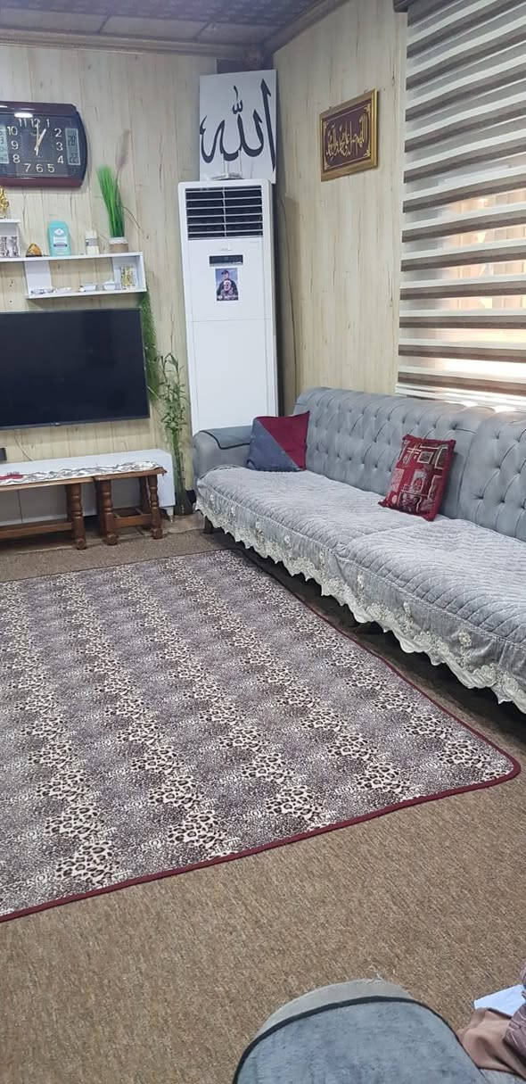 البيت 200 متر طابقين بالمهندسين قرب ثانوية الهاشميات البيت باسم الوالد يحتوي 5 غرف منام وصاله واستقبال وكراج وحديقه بناء بلوك وثرمستون 2015 السعر325قابل للتفاوض قليل الاتصال ع الرقم ***********مكتب الاعتماد للوساطه العقارية
