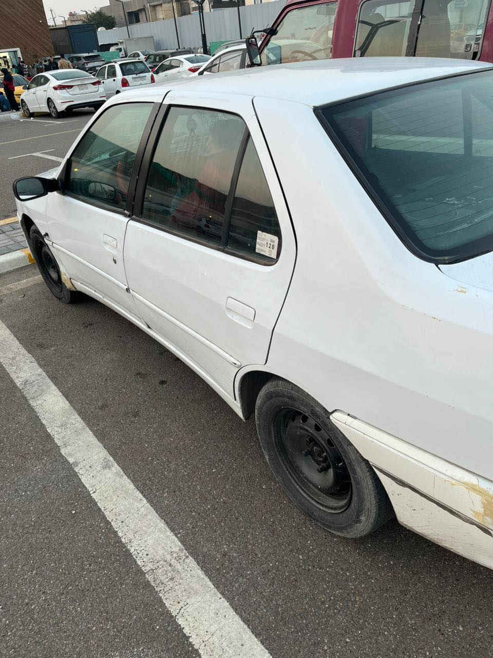 سلام عليكم بيجو فرنسي موديل 2001
اخوان السياره بلاديه مابيه صبغ فقط اكو مكانات بسيطه معجون بلصوره وضاحهً امامكم رقم بغداد تحويل ثاني يومً 
مكاني بغداد الاعظميه السعر ٣٨ او بيه مجال جدا بسيط 
‭٠٧٨٧ ٠٢٥ ٠٧٨٩‬
