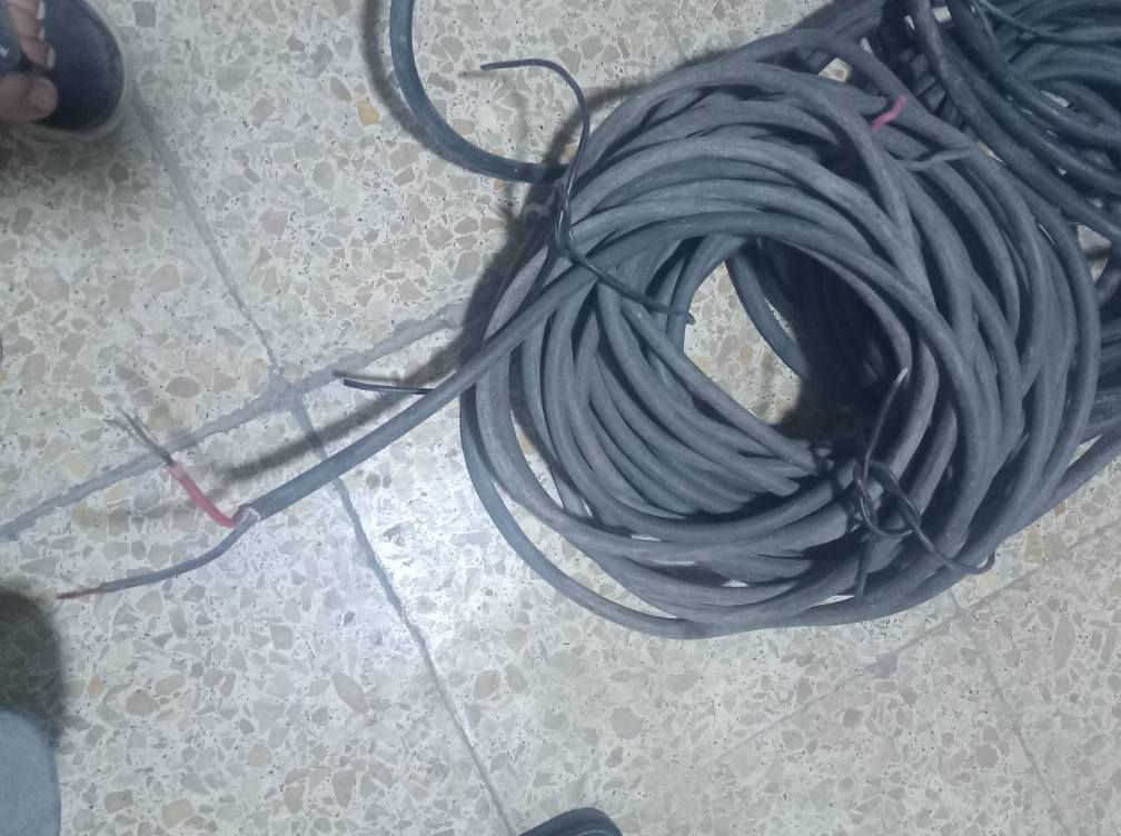 كيبل للبيع مستعمل خطين 2×6 طول القطعة الأولى 26متر والثانية 21متر والثالثة  13متر البلديات الاتصال ***********
