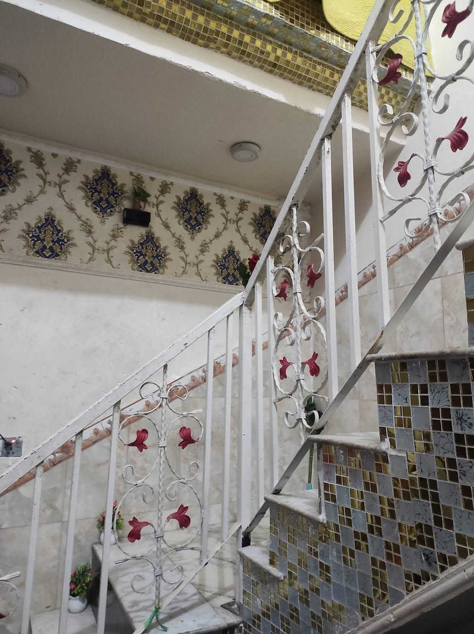 مشتمل  130 متر الواجهه 7 متر يحتوي البيت 4 غرف نوم واستقبال ومطبخ وصاله وطارمه وصطح وصحيات 3  جنس العقار زراعي طويريج حي الجمعية شارع ال ابو اسيود قريب عن الشارع *********** العام
