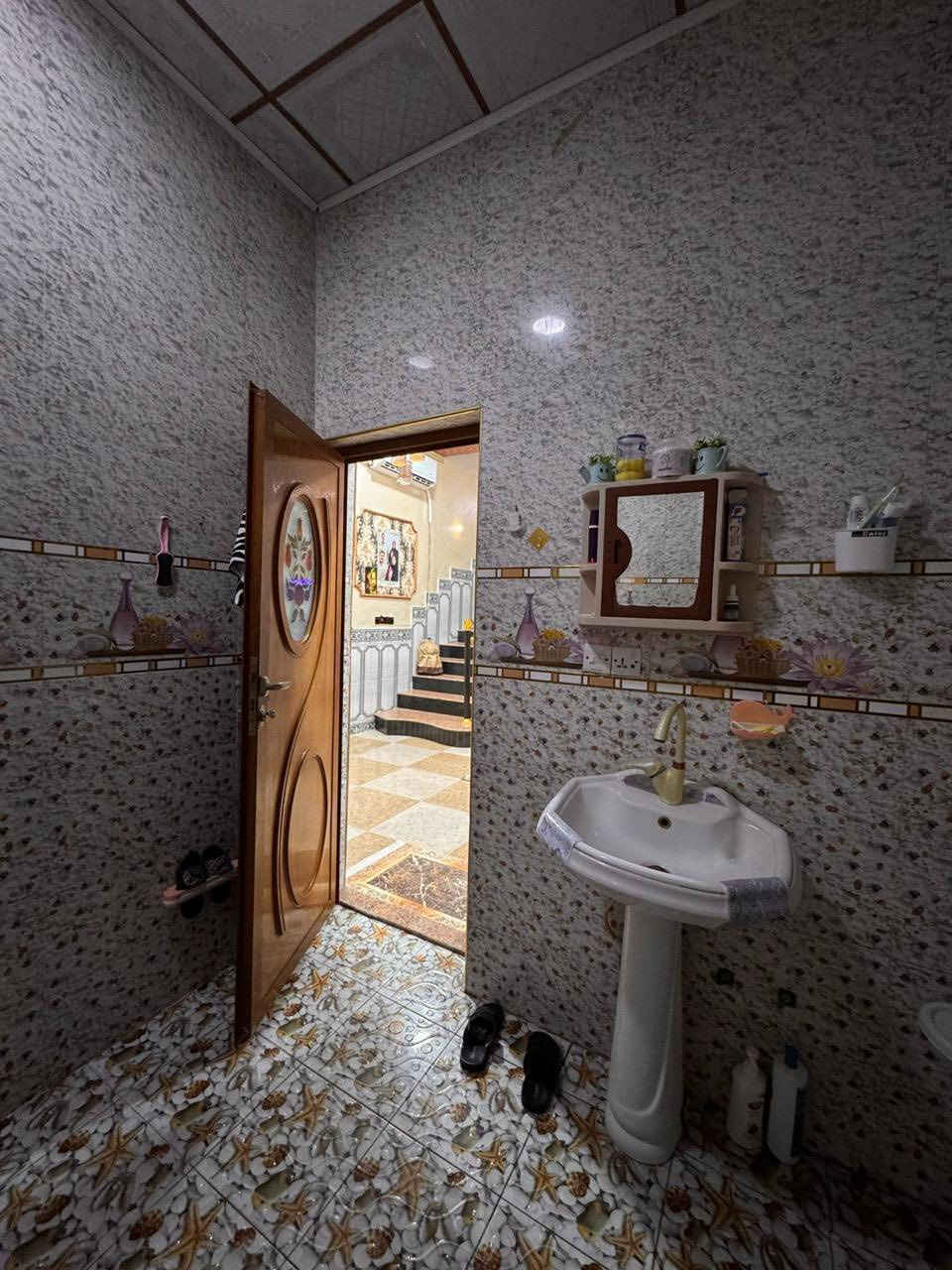 ‏سلام عليكم البيت للبيع ١٨٠ متر المساحة  مقابيل أسواق أبو حيدر شارع خطوة الامام زين العابدين بناء البيت الأساس طابوق والباقي بلوك درجه أولى يحتوي على غرفتين ٤ في ٥ واستقبال ٤x٥ الصالة 
٥x٦ +حمام داخلي وحمام شرقي غربي خارجي +كراج سيارة أبواب البيت الحديد والخشب تفصال درجه أولى بيت جاهز من كلشي ***********
