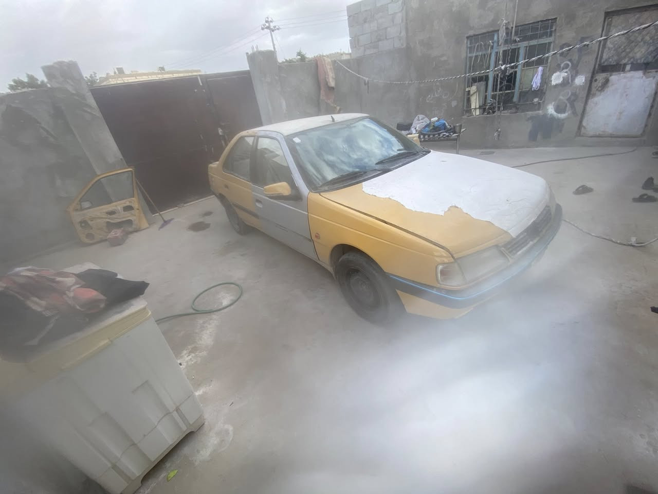 السلام عليكم اخوان عندي بيجو ٤٠٥موديل ٢٠١٤سياره جاهزه من تايرات حداده كير جديد شديته ومحرك يخبل كلشي مابيهن هيج صدع ماكو صافيه توني عمرتها بقت بس تلكيط خياسات جوه التاير وشي بصيط كهربايات شغاله كلها مابيها نقص الله شاهد تخبل باب بدلته مخيس جان وجاملغات ودعاميه كدام والدعاميه الوره ماشادها وبيها غراض جايبهن مثل سايد بريد وفلنجات ماشادهن بعدهن راعيها موجود اشتريت من عده كبل والولد صاحبي سنويتها لل ٢٧ شهر  ٤ لو ٧ سياره مابيها ضربه يعني مابيها حادث ماكو رايدها ٢٥  واذا اكو مراوس بسياره نضيفه ازود يزودني عادي مكاني بصره /زبير رقمي *********** بي واتساب والله هاي الصور حتا ما غاسلها هيج كبل لين ماجانت الي نيه ابيع لو اراوس.
