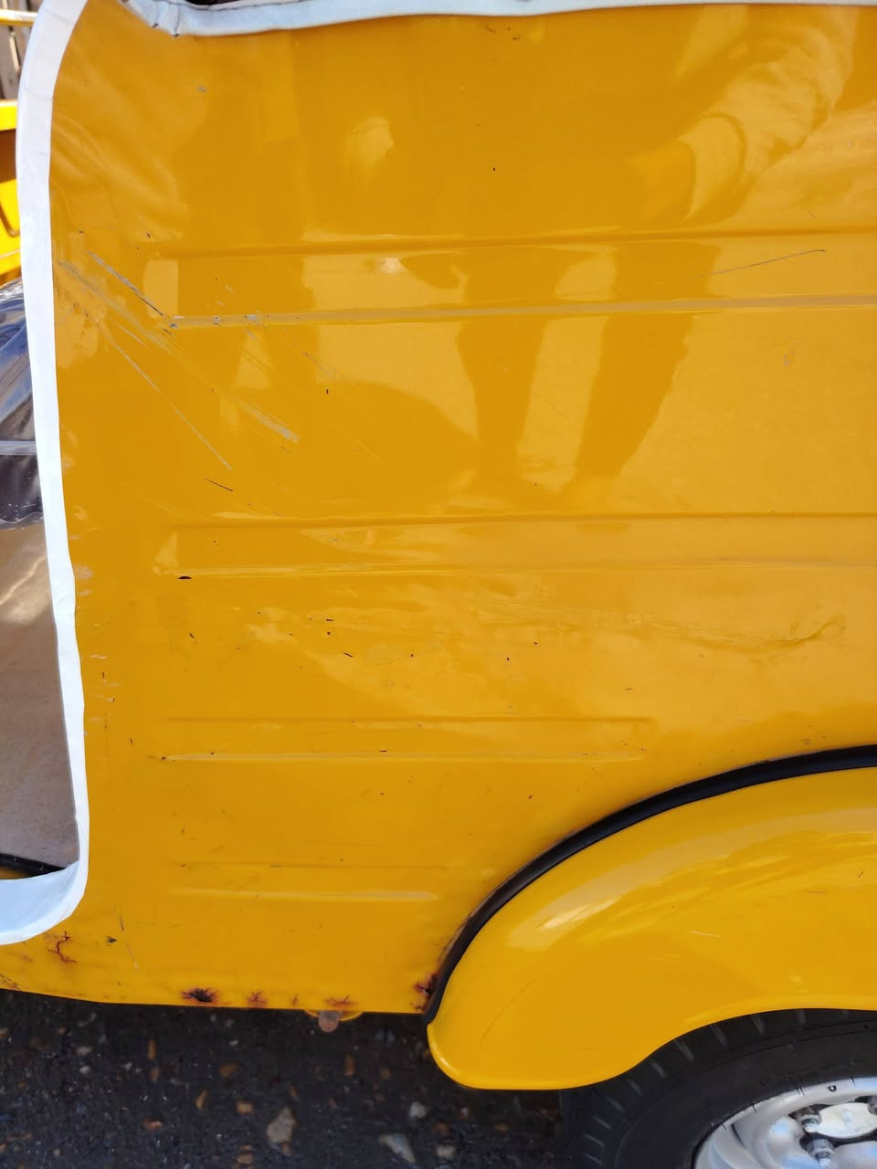 سلام عليكم تكتك للبيع موديل 20 سنوية مكفولة كفالة ماعدة بارد شوية مضح بل صورة شراي علئ رقم *********** مكاني المجر الكبير
