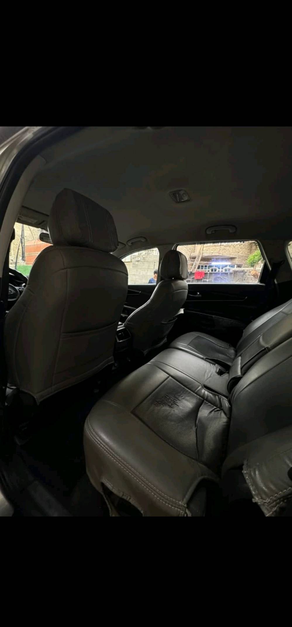 سيارة كيا نظيفة بحالة جيدة جداً. جاهزة للاستخدام اليومي. بنيت بلون رائع ومزودة بمقاعد جلدية مريحة ونظام تحكم حديث. مناسبة للعائلة والرحلات الطويلة، وتوفر راحة أثناء القيادة.