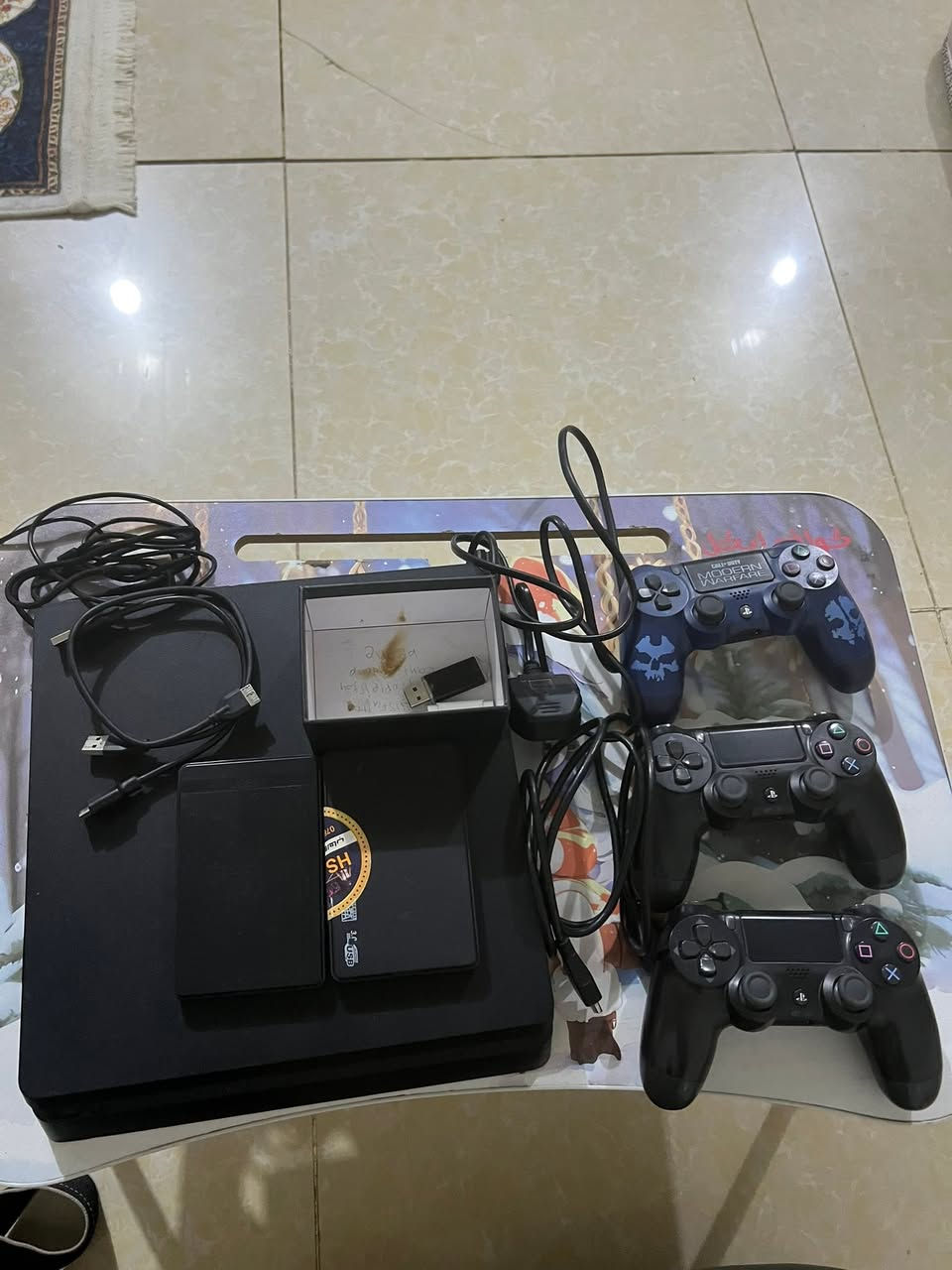 PS4 slim مهكر نضام 9 ذاكرة 1تيرا للبيع كامل ملحقات ويا 3 يدات 2 اصلي + وحدة تجاري اليدان الأصلية وحدة منهن عطلان الكير ووحدة عطلان السهم اليمنى تصليحهن بسيط وياه ذاكرتين موسعات كل وحدة 500كيكا يحتوي على 23 لعبة مع الذاكرتين يعني مفول ألعاب سعرة 350 ألف مابي مجال هذا رقمي موجود واتساب ***********

