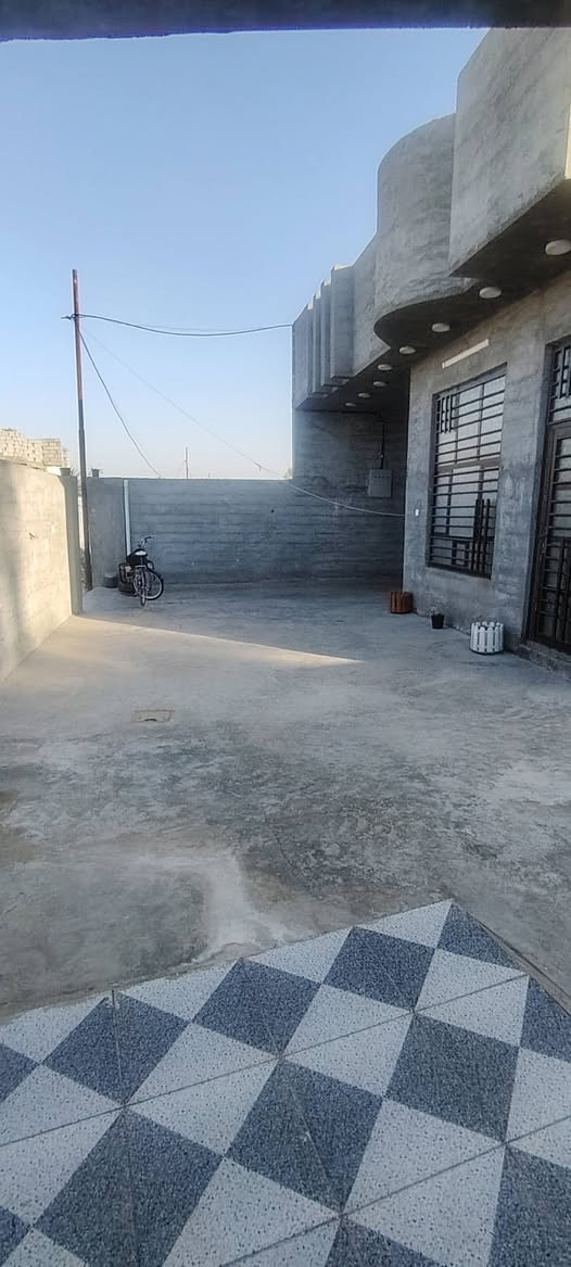سلام عليكم بيت زراعي بابو منيصير كامل يحتوي على غرف 2معا استقبال وحمام داخلي وصاله جبيره ومطبخ معا صحيات خارجيه مساحه البيت معا الكاع 270السعر 65مليون وبيه مجال رقمي ***********
