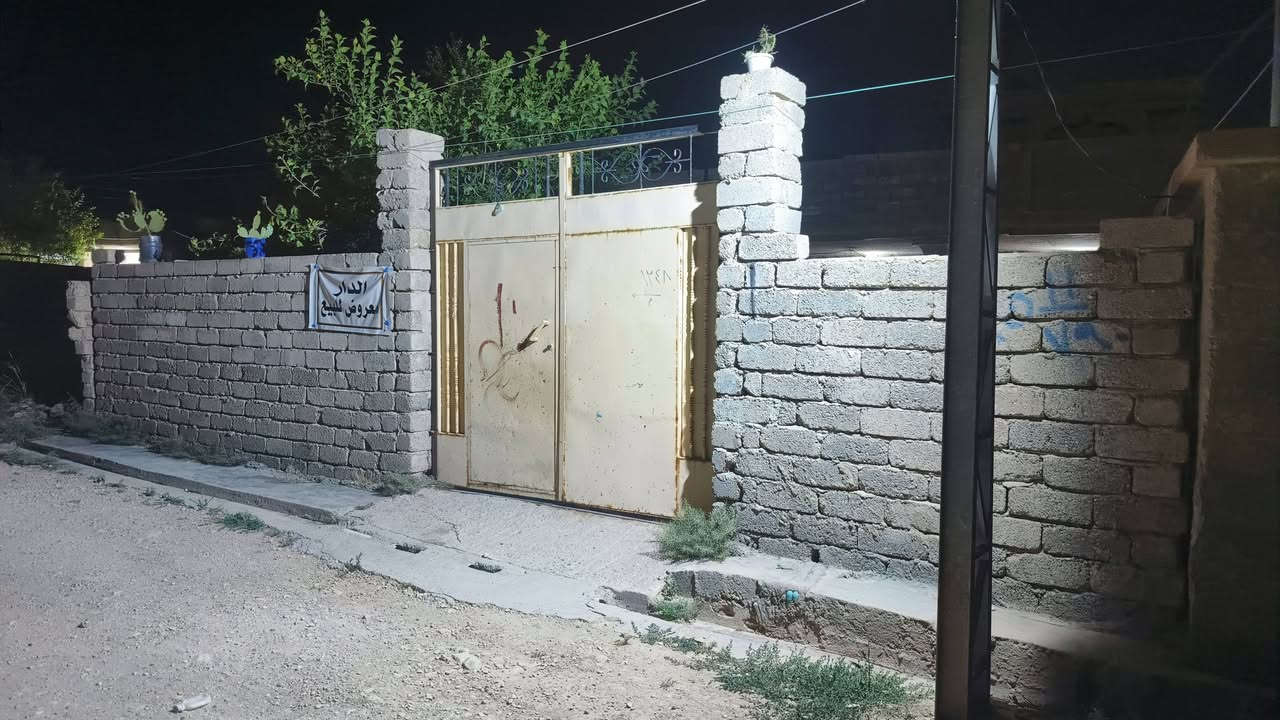 دار معروض للبيع العنوان حي الزهراء قرب حسينية احباب المصطفى خدمات موجود كهرباء + ماء +تبليط المساحة الكلي ٣٥٠ متر بيت بيه ثلاثة غرف نوم واستقبال ومطبخ مع غرفة فوق السطح والبيتونة يعادل غرفة مجموعة صحيات عدد /٢ داخلي وخارج
للاستفسار  الاتصال على الارقام التالية 

اسيا *********** كورك ***********

