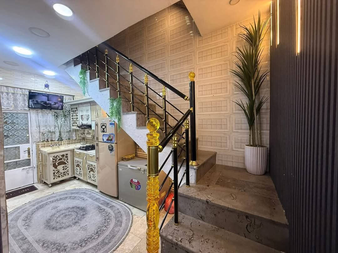 بيت للبيع مساطحة ساحة الحمزة قرب مستشفى الولادة الحبيبية  65 متر 6.5 *10 بناء حديث الموقع جيد قريب على الشارع 

الطابق الأرضي / يحتوي مدخلين ستقبال + مطبخ بارد + هول حولي + مطبخ حار + منور + صحيات

الطابق الأول / يحتوي على غرفتين منام + صحيات 
الطابق الثاني / يحتوي على بيتونة كبيرة + سطح 

ارضية الطابق الأول مرمر
ارضية الطابق الثاني بورسلين 
***********
