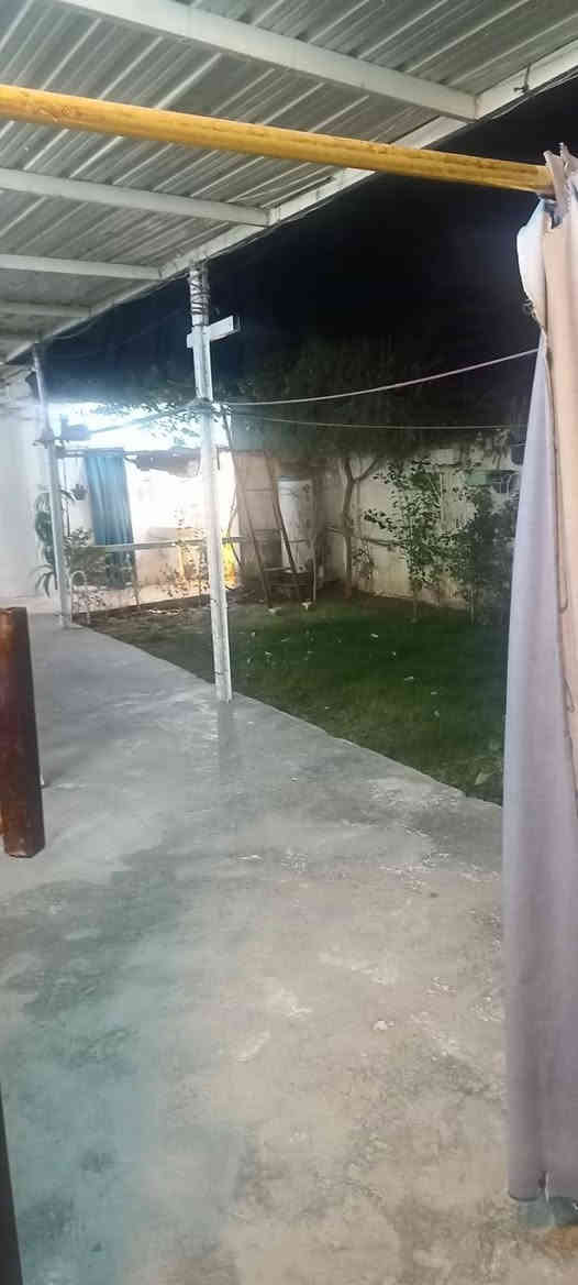 سلام عليكم عندي بيت للبيع 
الموقع دور زراعه شاخات نزلة المناكيش 
المساحه 300 البيت طابو زراعي عقد 25 
متكون من غرفتين وهول كبير وصالة خارجيه 
ومطبخ وصحيات خارجيه وداخليه وطارمه كبيرة وحديقة ومخزن وترك لبيت للبيع ضمن الاثاث بلكامل ويوجد به منضومه انترنت ومنضومه كامرات وسحب ومنضومه وطنيه كابينه عدد 2 التبليط ويه الباب المنزل قبل الركن 
السعر 170 
*********** واتساب موجود ابو جبل
