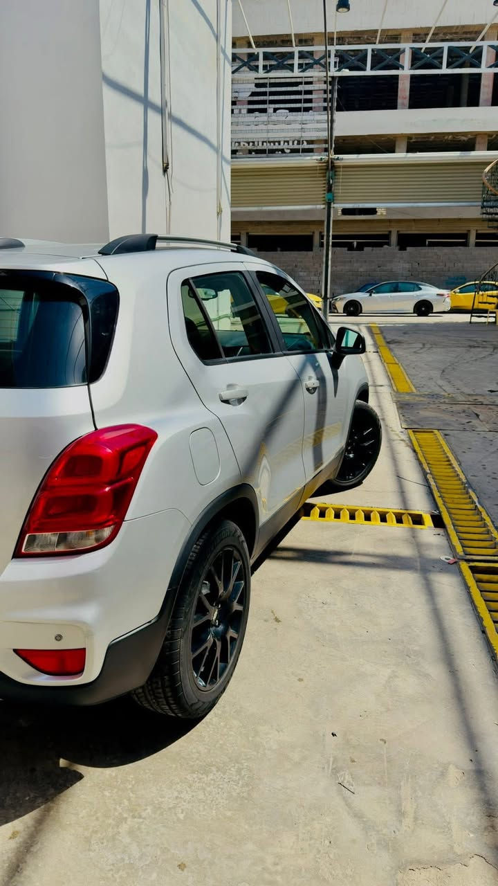 شوفر تراكس 2021 فول مواصفات
ماشية 35 الف ميل

مواصفات السيارة LT  ( السيارة بصمه ) 🔘

كار بلي ✅

نظام ABS✅

كراسي جلد✅

تحكمات ستيرن✅

تشغيل عن بعد✅

كشنات تدفئه تبريد✅

ويل الاسود العريض✅

سياره تحتوي على هوك ✅

حساس ضغط الهواء✅

اليدات بصمات✅

مدخل USB✅

سنويه جديدة✅

مكانها بغداد 

للاستفسار 

***********
