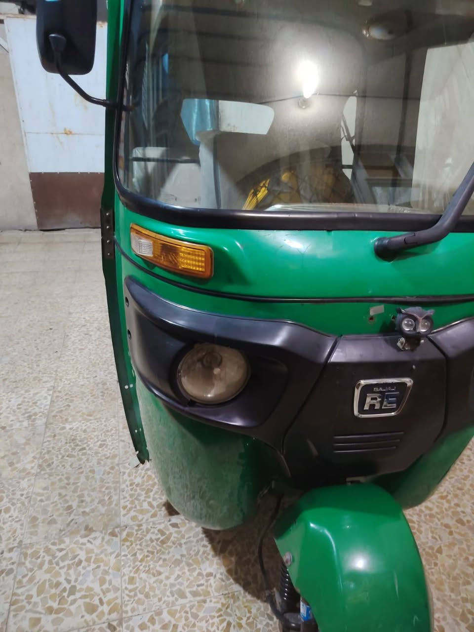 سلام عليكم تكتك البيع نضيفه تفاصيل   واحد وعشرين وراق بيه شخط بل القد ودكه بل صفاح ***********
