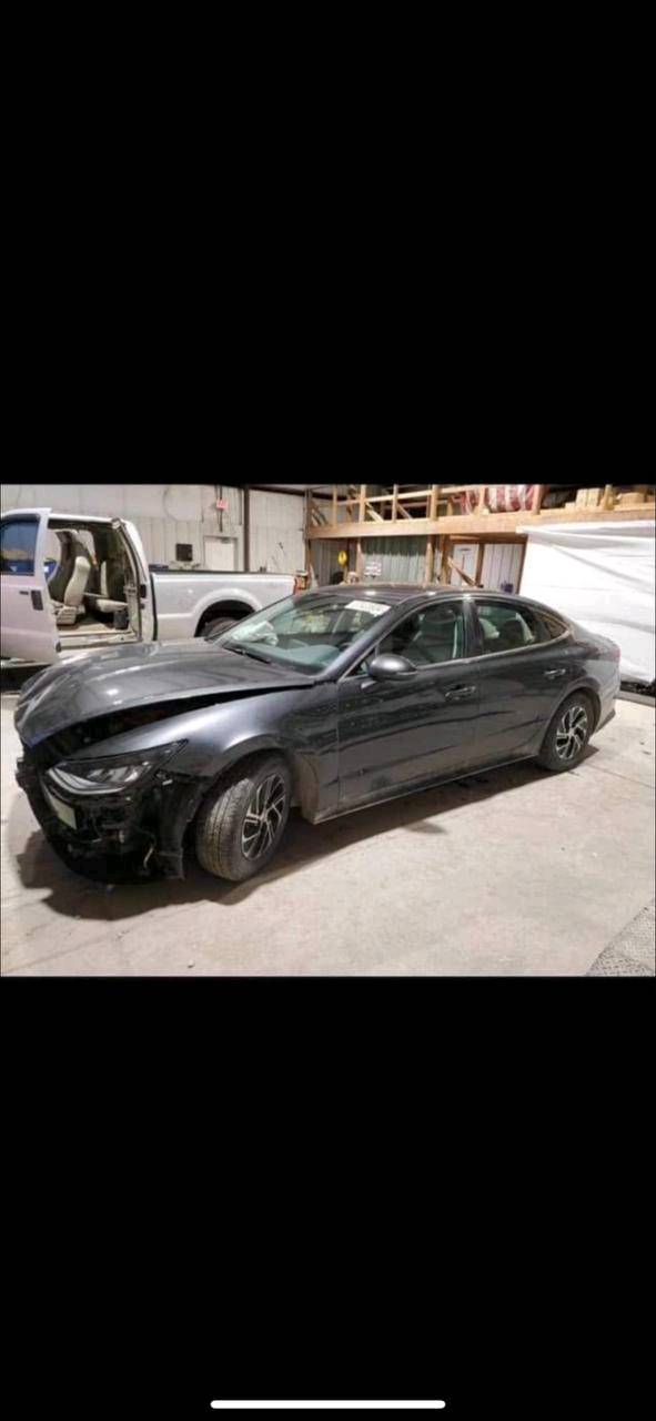 سلام عليكم سوناتا هايبرد2023 فول موصفات عدا بنوراما حادث مثل ما موضح بلصوره السعر 145 وبيهة مجال شي بصيط التواصل ***********