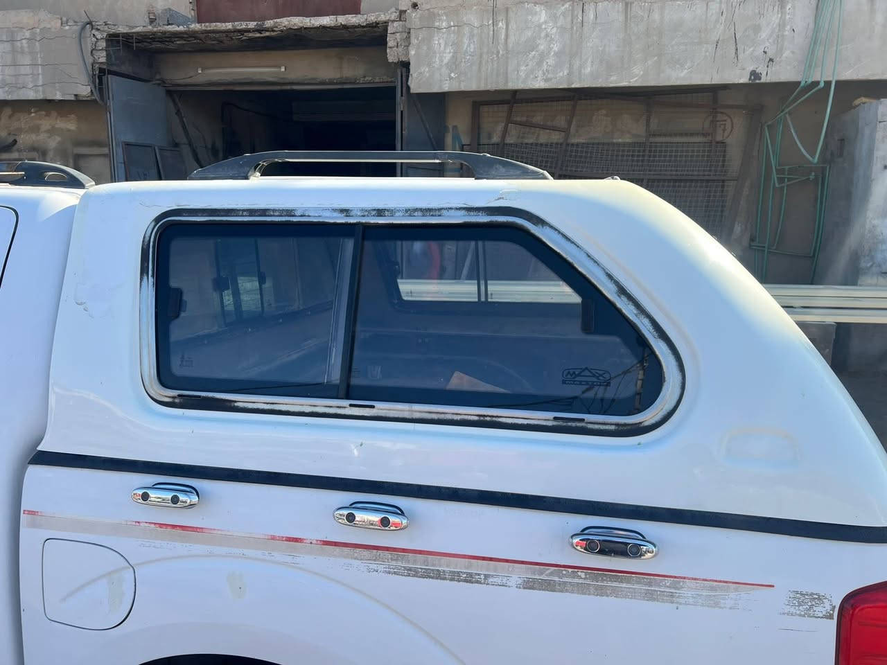 قمارة على صندوك نيسان نيفارا
ثقيلة جدا ابلادية تجي وتكهد 
اصلية مو تجاريه 
نظافتها مثل الصور 
بصرة ابو الخصيب 
***********
7 اوراق وبيها مجال
