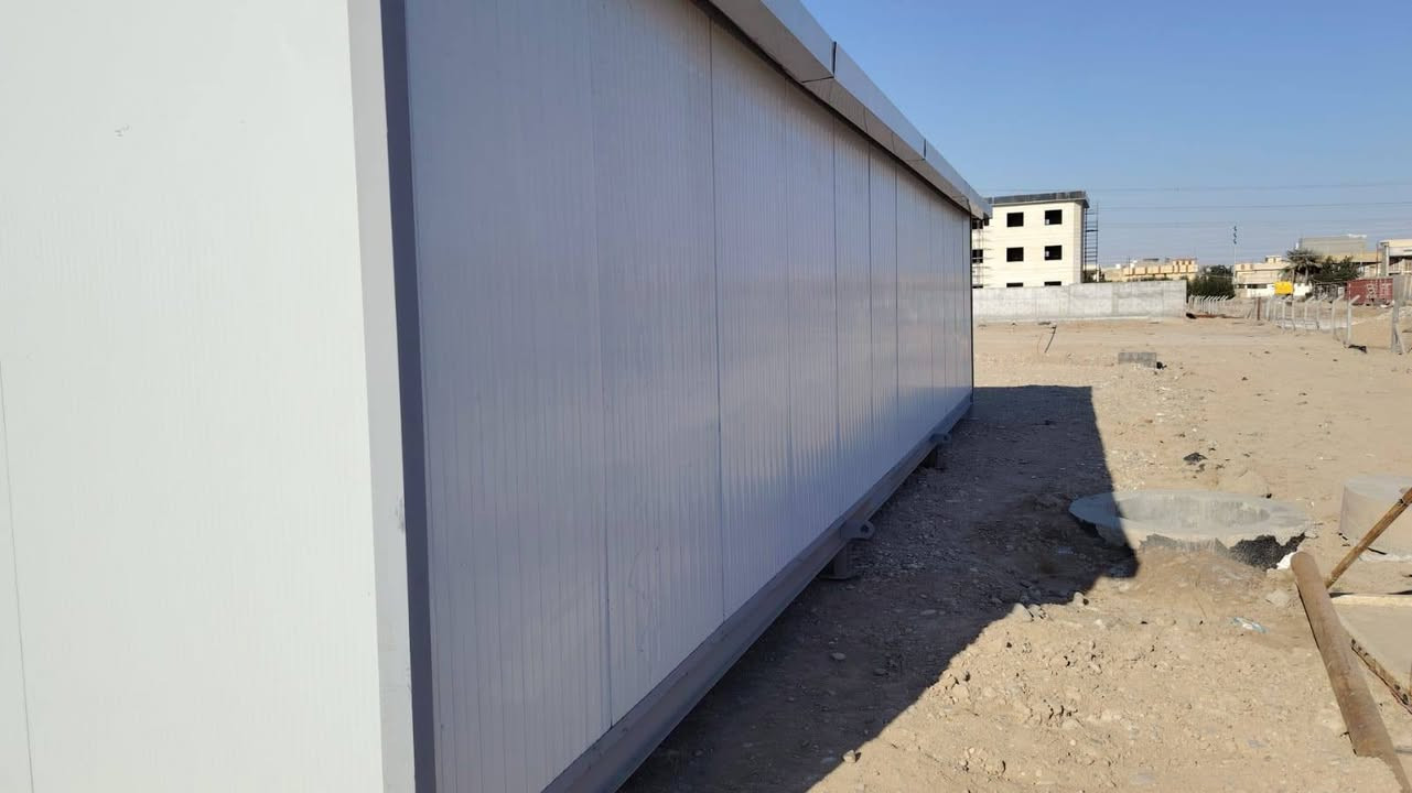 السلام عليكم عندي ٤كرفانات الطول ١٣ م غرفتين قاطع واحد والعرض ٣ونص م للبيع الاتصال ع***********
