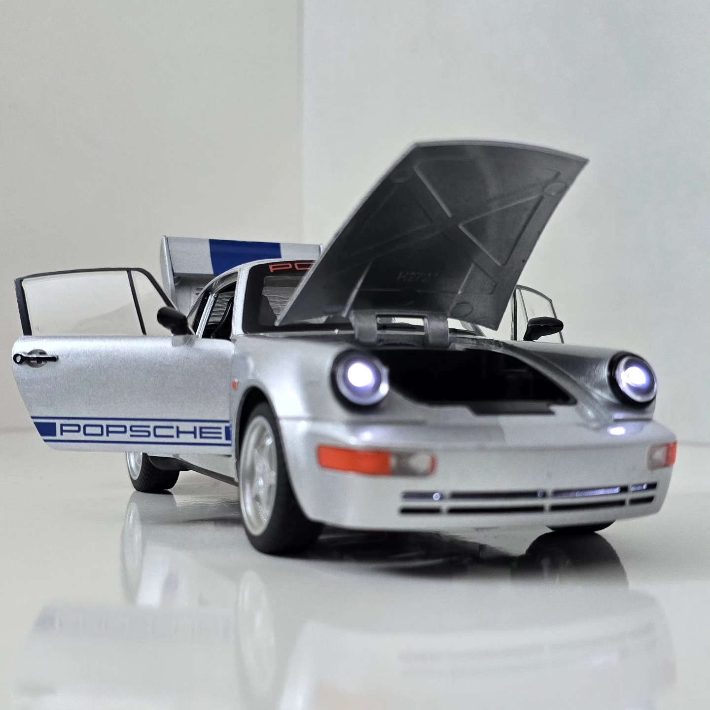 Porsche 911 Carrera RS 🚘
مجسم سيارة حجم 1:24 
تفتح كامل أبواب بنيد صندوق
إضاءة + صوت
السعر : 15 الف
توصيل متوفر لجميع أنحاء العراق 🇮🇶📦


**إذا كنت صاحب هذا الإعلان وتريد حذفه لأي سبب، رجاءا أرسل رسالة إلى الدعم الفني**