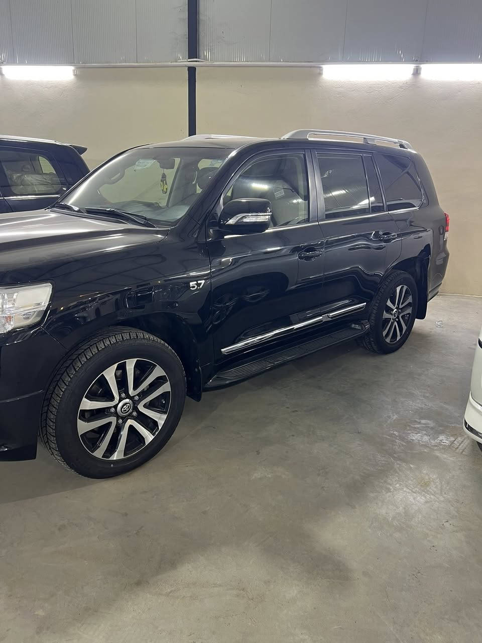 سلام عليكم  لاندكروز  2019 VXR  مواصفات عدسات متحركه كشن جلد و كهرباء ثلاث طكات  ستيرن ذاكره شاشه كأمره ثلاث قطع تبريد ويل كب خمس أبواب بصمات فول  سعر 550  وبيه مجال رقم  ***********
