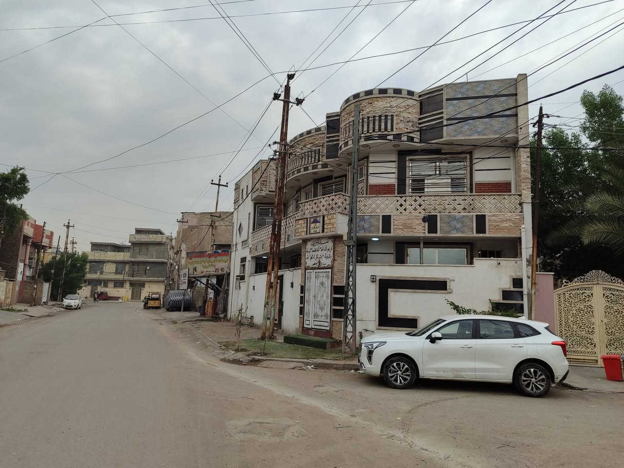 سلام عليكم بيت الايجار في حي جميله 2 مجاور زامل ابوداطلي مساحه 140 متر يحتوي الطابق الأرضي علا استقبال صاله غرفه نوم مطبخ حمام داخلي حمام خارجي الطابق الثاني يحتوي علا اربع غرف نوم + صاله + حمام تواليت
الاستفسار***********
