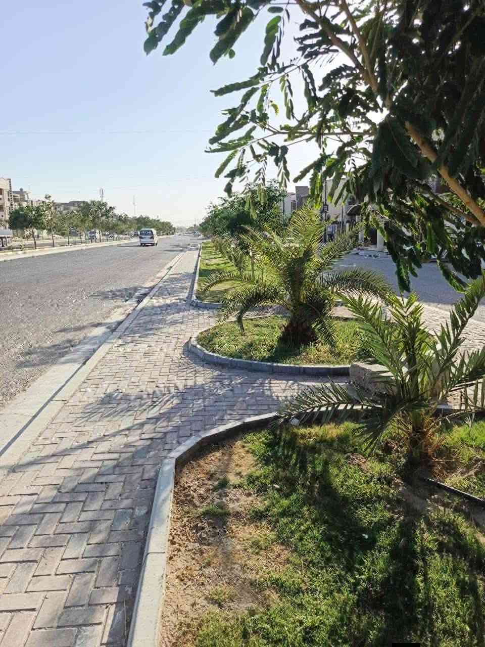 السلام عليكم 

دار للبيع 120م في حي الجهاد منطقه الأساتذة 
خلف اربع شوارع مباشر كما واضح في الصورة 

/علئ شارع 15متر رصيف 4متر 

الدار يحتوي على 3طوابق 

تسليم مفتاح كأمل  

مساحه 120متر

(واجهه6متر  20 متر ) 

الطابق الاول يحتوي على/كراج /صاله /مطبخ و مطبخ حار / هول داخلي كبير / شلال داخلي/ غرف نوم /  صحيات/ مناور خلفي 

الطابق  الثاني يحتوي على/ غرف نوم عدد(2سويت )مفصوله 

الطابق الثالث  يحتوي على/ غرف نوم كبيرة/ مطبخ 
صحيات/ سطح امامي 

واجهه بورسلين إسباني 
ارضيه مرمر 
سيراميك المطبخ  وحمام ألواح  هندي تصفير 

استفسار اتصال 

((((*********** ))))
