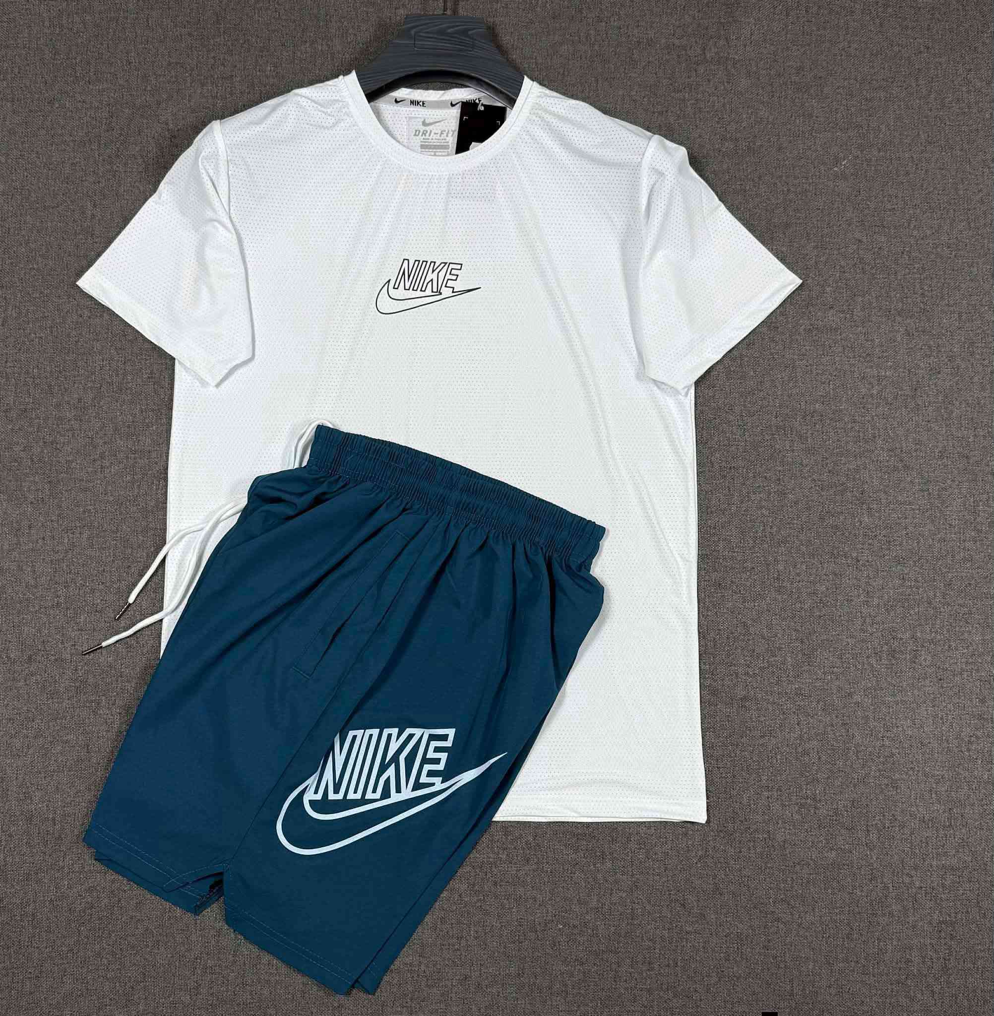 #رياضي
توفر تراك شورت ماركه 
الخامه وتر درجه اولى
القياسات من M/XXXL 
العنوان /بابل الاسكندريه مجمع حطين داخل السوك قرب مكتب حماده للموبايل
***********
