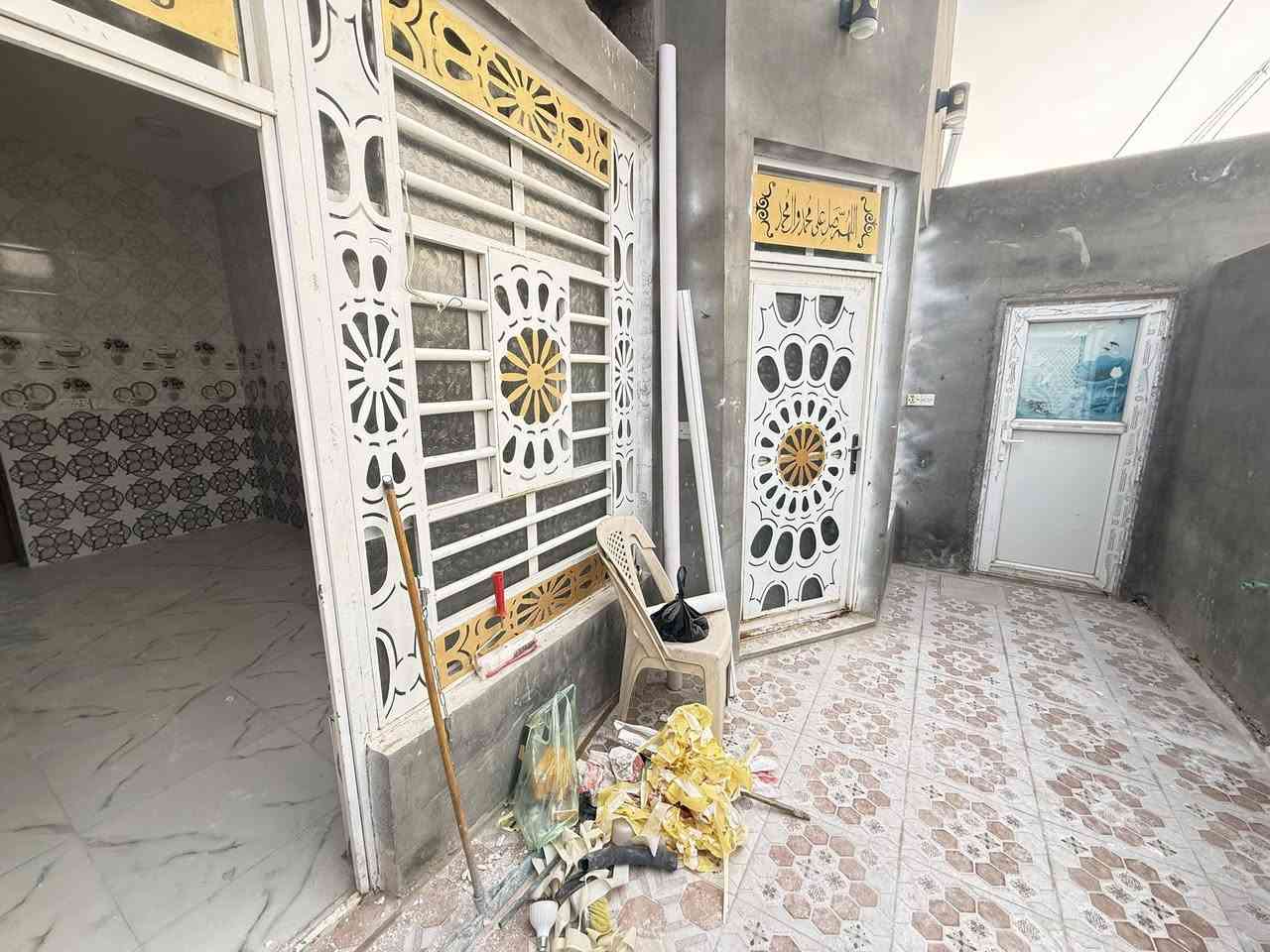 بيت للبيع طابو زراعي سند ٢٥مسجل بلديه بي صوره جويه بل بلديه المساحه ١٠٠متر اساس كونكريت بناء طابوك جيري سكف شيلمان البيت على الشارع الرئيسي وبي فظله ١٤٠ متر يحتوي على غرفه وصاله ومطبخ وحمام ستقبال وحمامات خارجيه *********** مكتب ولايت علي
