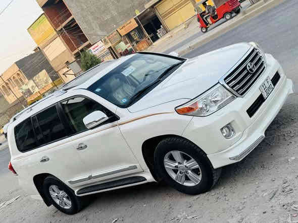 السلام عليكم للبيع لاندكروز موديل 2015 تكمة وسنويه بريم اصلي رقم بغداد بسمي مشروع وطني مكفول كفاله عامه من صبغ وتبديل وفتح 
فول مواصفات
بصمه تشغيل
بصمه ابواب
فتحه
كشنات جلد
كشن كهرباء ثلاث حركات
زراكات
مري شفط
مري قلاب
تحكمات ستيرن كامله
مثبت سرعه
سبعه راكب
ثلاث قطع تبريد
8ايرباك 
محرك v6 
حساس امامي
حساس خلفي
وباقي مواصفات بريم معروفة 
ماشيه 105الف حقيقي 
السعر (٤٣٠) وبيهة مجال بسيط 
للاستفسار اتصل على الرقم
*********** 
مكان السيارة بغداد البياع حي التراث
