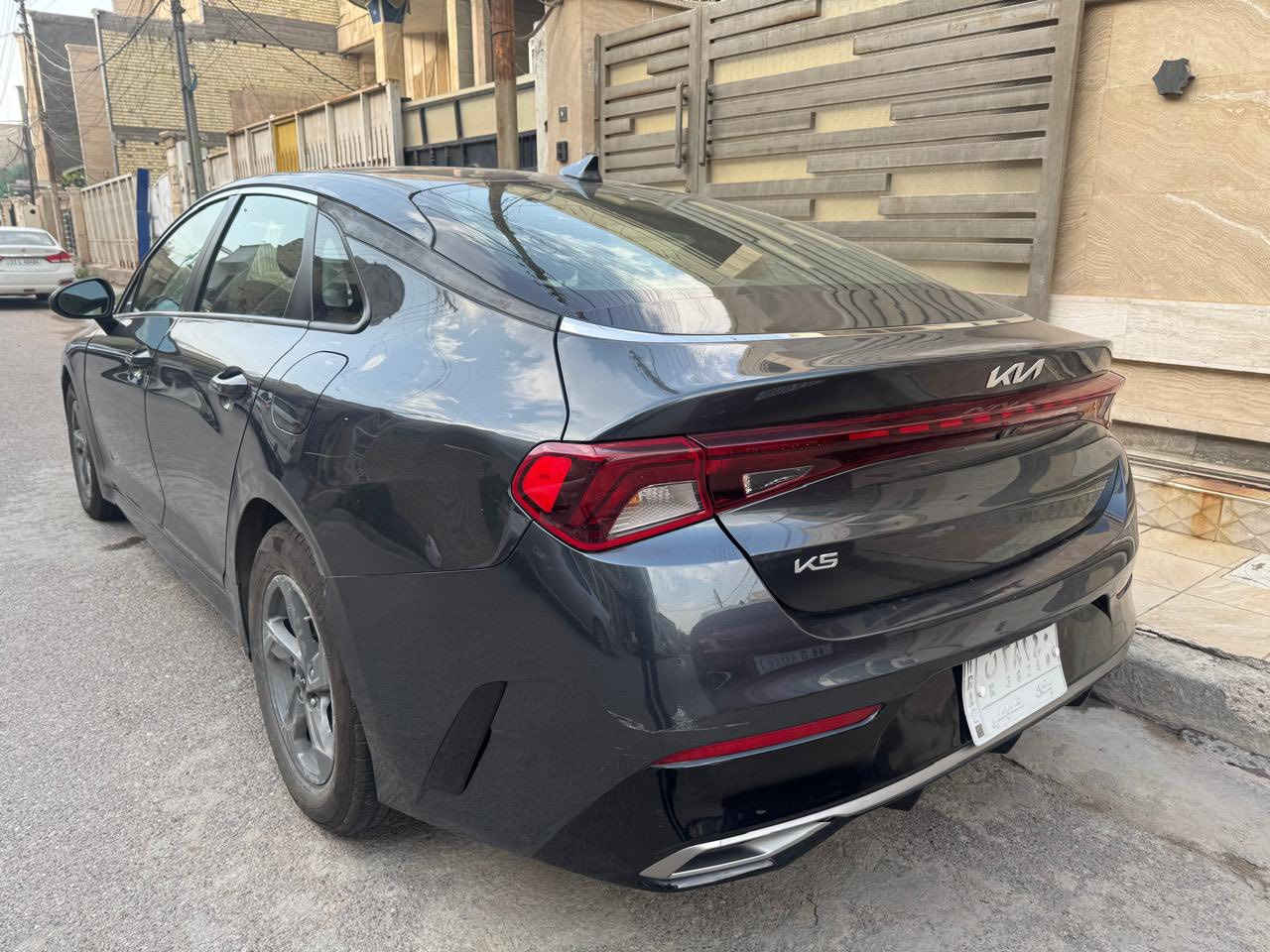 🚗 للبيع: KIA K5 LXS موديل 2023 - بحالة جيدة جداً🚗
لأصحاب الذوق والتميز، متوفرة الآن كيا K5 فئة LXS سيارة توب بالنظافة والمواصفات، وجاهزة للاستخدام.
🔹 المواصفات الفنية:
• المحرك: 1600cc Turbo (اقتصادي وقوي جداً).
• ناقل الحركة: 8 سرعات.
• الممشى: 40 الف ميل فقط 
• الوارد: أمريكي.
🔹 المواصفات الخارجية والجمالية:
• اللون: فيلي ملكي مميز.
• الداخلية: مخمل أسود بتصميم رياضي.
• العزل: دبل جام (عازل للضوضاء والحرارة) لراحة تامة أثناء القيادة.
🔹 الأنظمة والتقنيات:
• أنظمة الأمان: رادار أمامي، نظام تحديد مسار، نظام النقطة العمياء.
• التكنولوجيا: شاشة كبيرة تدعم Apple CarPlay و Android Auto 
• الراحة: تشغيل عن بعد، بصمة أبواب، فتح الصندوق الذكي
🔹 حالة السيارة:
• السيارة نظيفة جداً (أشبه بالجديدة).
• الضرر: تبديل بنيد مع جاملغ الايمن فقط (بدون أي لغد أو حادث داخلي).
• ⁠مع وجود طخة بسيطة في الجاملغ الخلفي الايسر
• الايرباكات: سليمة 100% (بدون ايرباك).
• الرقم: بغداد (التحويل ثاني يوم مباشرةً).
💰 السعر: $15،000 (شدة و 50 ورقة) - 
📍 الموقع: بغداد - الدورة / حي الكفاءات.
📞 للتواصل والاستفسار: ***********
