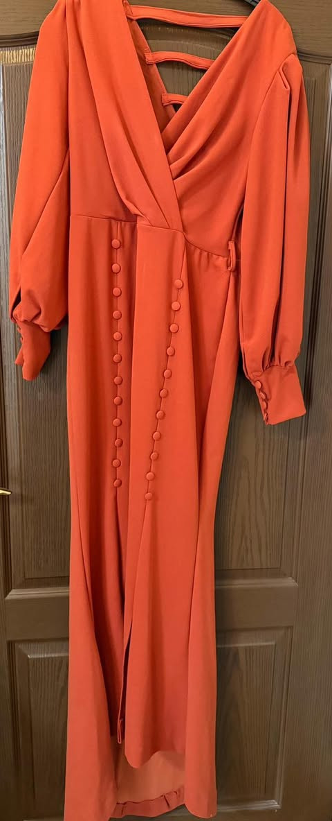 فستان للبيع ١٥ الف تصفية محل عنوان كركوك ***********
