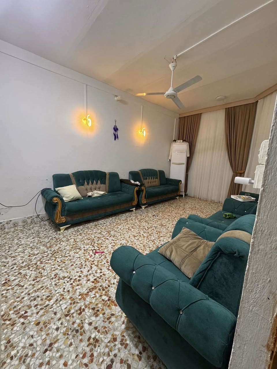 سلام عليكم متاح بيت طابق واحد غرفتين نوم +صاله +كليدور   مصفر مسجل بالبلدية مساحته 280 بيت ستوه مرمم 
الموقع حي المعلمين الثانيه قرب أسواق ابو سجى ***********
