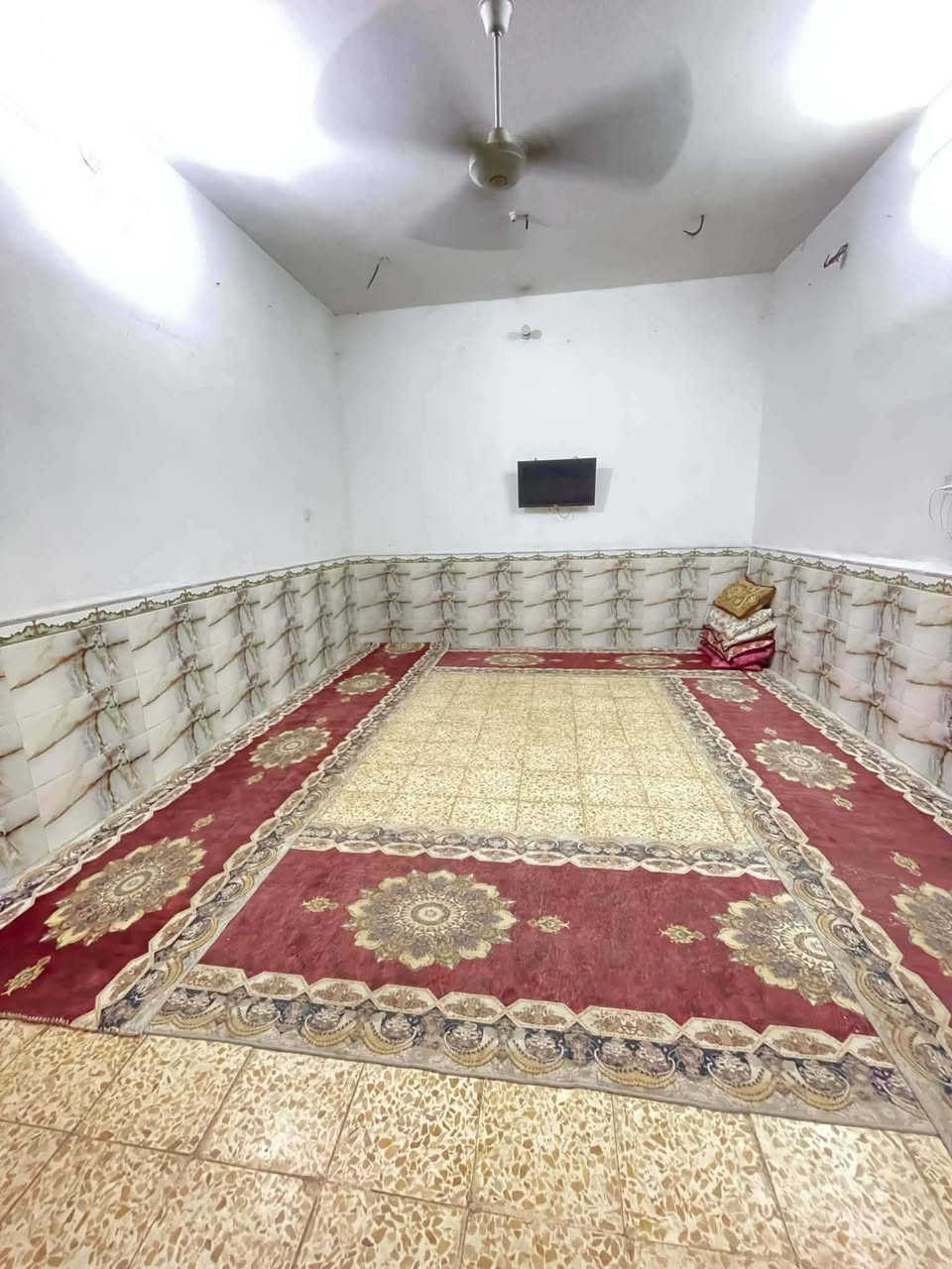 طابوصرف المساحة200م طابقين كونكريت مسلح نظيف مرتب كلش عالي ع الشارع كافة الخدمات
اربع غرف نوم صالات2 استقبال حمام2 صحيات3 منور داير البيت كراج سيارة الديوانية حي الزهراء خلف المعهد الفني سعر البيت 150مع المجال للشراي مراسلة الصفحة او الاتصال لطفا *********** العقار غير مطلوب
