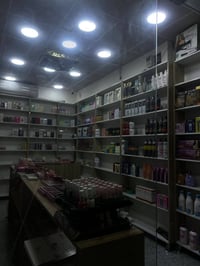 محل كوزمتك • مكتمل ديكور وكاميرات • رفوف ومواد