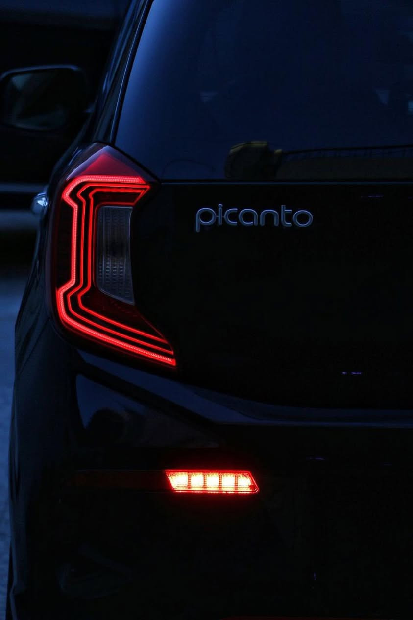 السلام عليكم. بيكانتو ٢٠٢٢   اسود ميتاليك. ماشيه  17000كيلو  . جي تي لاين يعني اعلئ مواصفات 1علئ 1فتحه سقف. بصمه شاشه كار بلي . نفيكيشن شغال  ويل كب حجم 16.تبريد بكره وشاشه. تحكمات ستيرن جهتين. Abs. كروس سرعه. قياده اليه للمركبه. تحديد مسار.  رادار امامي. رادار تحديد أشخاص. لايت عدسه وشمعه. كشافات أماميه.. كشاف ضباب خلفي. مرايات جانبيه شفط مع اشاره. مرايات كهرباء.. داخل جلد لونين.. كيرها ٦ نمر تختلف عن الموديلات السابقه الي تجي 4نمر. محرك mpi الحديث الاقتصادي بصرف الوقود.. ستيرن جلد خياط نص من الأسفل. مانع تزحلق حساس ضغط هواء تايرات. ماطورات لايتات أماميه تتحكم بصعود ونزول العدسات. كير تبترونك يعني عادي واوتماتيك.. ايرباكات دواخل.. احزمه امان لون احمر  بك لايت شمعه مجسم. بطاين أبواب فورمايكه اسود واحمر. اشعارات شاشه. وتنبيه جرس..الستيرن  واليدات الداخليه كروم مات.  يدات الأبواب الخارجيه كروم. ترايش أبواب نيكل. دوسه البانزين  والبريك نيكل  واسود تجوات كراسي عدد5 . ستوب لايت مع سبويلر خلفي دوس جانبيه نفخ. دفيوزر خلفي. عدا المواصفات الاساسيه الي موجوده بالسياره.بيها جاملغ خلفي مصبوغ من بره وأثر حالوب خفيف ورا الفتحه
للاستفسار الاتصال على الرقم وبي واتساب
***********
علما ان السياره فحص موقت بدون لوحات
