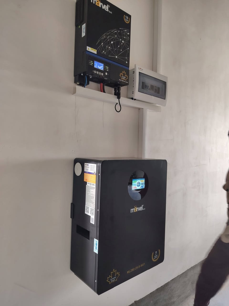 ☀️ شركة النور الهندسية للطاقة الشمسية ☀️
التميز في الأداء.. الرقي في التصميم 
(قضاء الحويجة قرية مراطة) 

إذا كنت تبحث عن الجودة، الكفاءة، والجمال، فنحن خيارك الأول. تم تجهيز المنزل بمنظومة ذكية توفر:

⚡ 10 أمبير نهاراً

🔋 6 أمبير ليلاً

🔄 تناوب ذكي تلقائي مع الكهرباء الوطنية.

🛠️ المواصفات الفنية (مكونات عالمية)
الجزء التفاصيل والمميزات
الإنفيرتر Marvel ذكي (4KW) -  (ضمان سنة).
الألواح  16 بازبار لأعلى امتصاص. العدد 5
البطارية ليثيوم Marvel 7.2KW) - عمر 8000 دورة، ضمان 7 سنوات، شاشة ذكية.
الهياكل حديدية ثقيلة مقاومة للصدأ ومصممة للظروف الجوية الصعبة.
التوصيلات كابلات DC أصلية (4 ملم) مع وصلات MC4 المخصصة.
🎁 عروض خاصة بمناسبة افتتاح موقعنا الجديد!
🛡️ ثقة | أمان | استفادة ⚡

📍 العنوان: الحويجة - قرب الدفاع المدني. 👷‍♂️ بإدارة: المهندس علي حسين.

📞 للتواصل والاستفسار:

اتصال: [***********]

واتساب: [***********]
