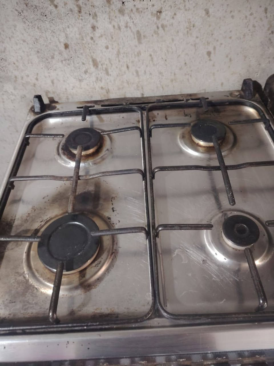 السلام عليكم  طباخ للبيع نضيف 4 عيون وفرن شغال السعر 60 وبي مجال الاستفسار الاتصال عل الرقم ***********
