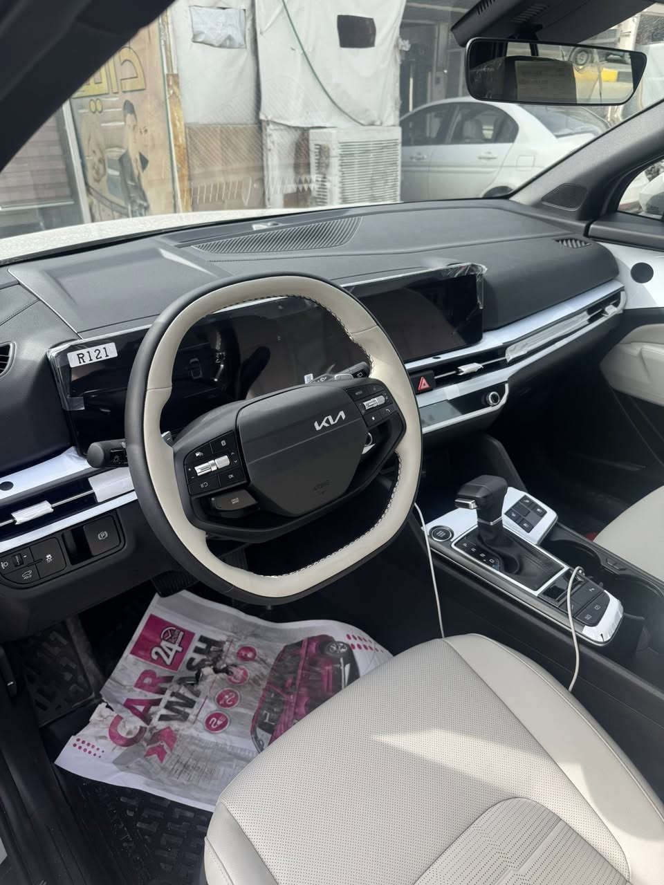 للبيع سبورتج موديل 2026 زيرو لون سمنتي فول مواصفات عدى البانورما كشنات جلد ابيض تدفئة  تبريد وكالة اكدال ضمان صيانه 5 سنوات مع 3 دبديلات دهن السعر 27.500 الف دولار مع مجال بسيط مكان السيارة السيدية ***********
