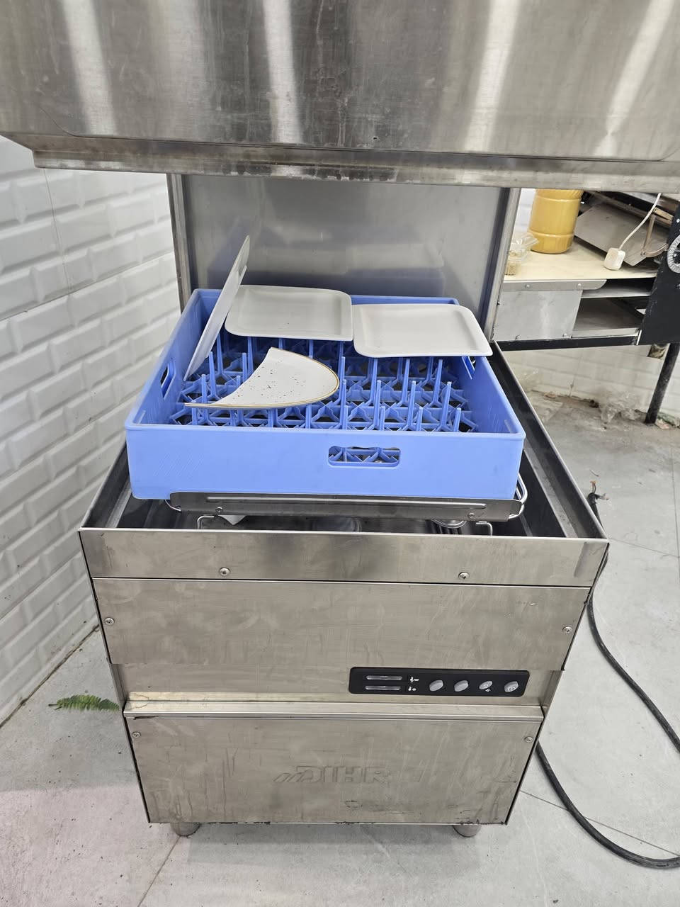 غساله صحون للبيع المكان بغداد السعر ٩٠٠ الف ***********
