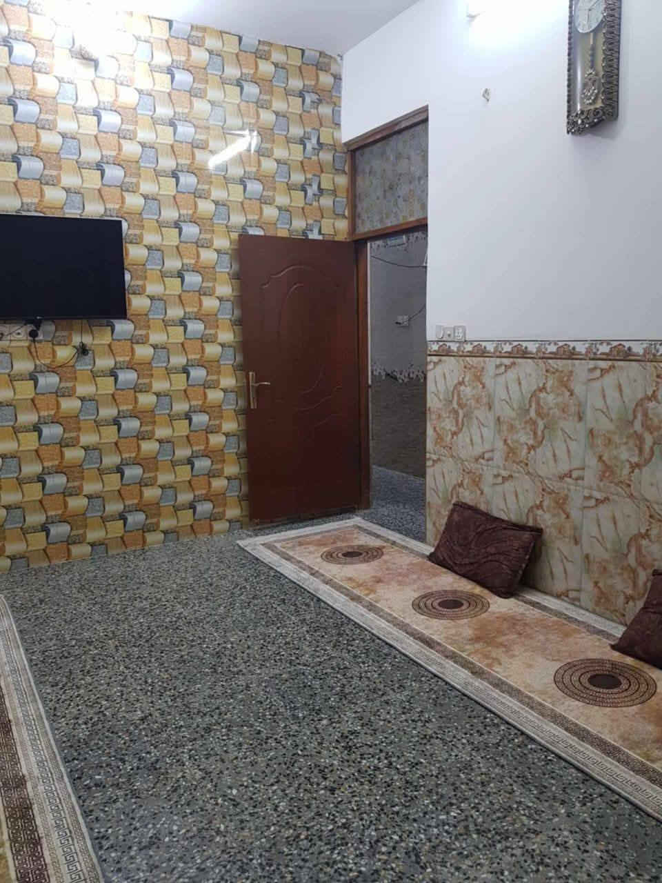 بيت البيع 👈مساحته 100 متر 👉 واجها 5 ونزال 20 👈قاط واحد 👉 👈البناء بلوك👉 غرفه نوم وستقبال ومطبخ داخل الحولي حمام داخلي تواليت خارجي ومنور وترك وره البيت كراج تدخل بي سياره مجاري ريسيه كهرباء ماي سحب جاهز البيت حته سطح مطبك شتايكر  👈 عقد زراعي 117👉 منطقه كامله👈 منطقت بوب الشام👉 👈بلزراعي مال بيت ضيفان👉 بول فرع بلزراعي والمو من المنطقه راح اوصفله العنوان بغداد منطقت بوب الشام صايره فوك صيطرت الشعب جاي من القوس ع يدك اليمنه مايرهم قصد ولا مقدمه حاضر فلوسه البيت👈 السعر 60👉 بي مجال قليل👉 واليريد يشوف البيت يدخل ع خاص ادزله مقطع فيديو مال البيت مصوره من خارج ومن داخل اتصال برقمي او خاص عادي بي وقت *********** 👈واتساب👉
