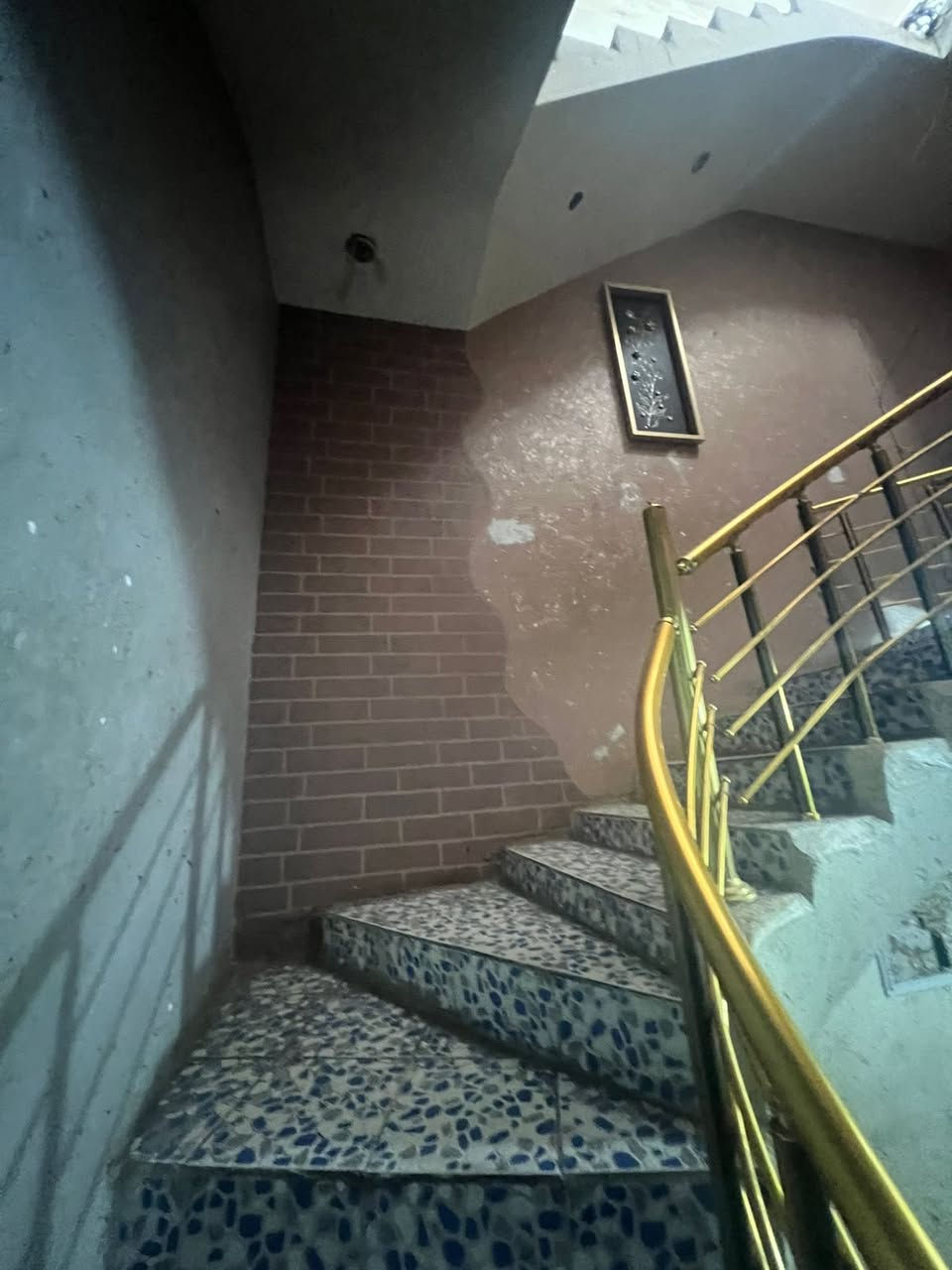 للبيع دار مميز – بغداد / السيدية – كفاءات
مساحة الدار 150 متر، تصميم عملي ومناسب للعائلة:

الطابق الأرضي يحتوي على:
 • كراج سيارة
 • مطبخ
 • استقبال
 • صالة
 • غرفة نوم
 • حمام داخلي + حمام خارجي

الطابق الثاني يحتوي على:
 • 3 غرف نوم
 • صالة
 • بيتونة

الدار مرتب وجاهز للسكن، بموقع هادئ وقريب من الخدمات.
مناسب للسكن العائلي أو الاستثمار.
السعر مناسب وقابل للتفاوض الجدي فقط للاستفسار عن السعر فقط يرجى الاتصال حصراً على الرقم أدناه، لا يوجد رد على الرسائل ***********
