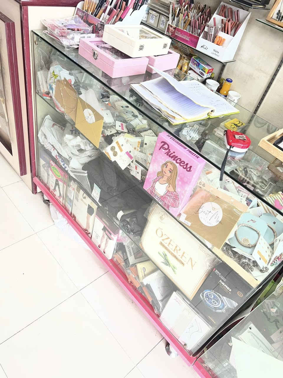 سعر مناسب فاترينة جام قياس 120 سم عدد 2
100 سم عدد 1
مع عرضات 2 خشب 
*********** 
مكان بغداد قرب الجامعة المستنصرية
