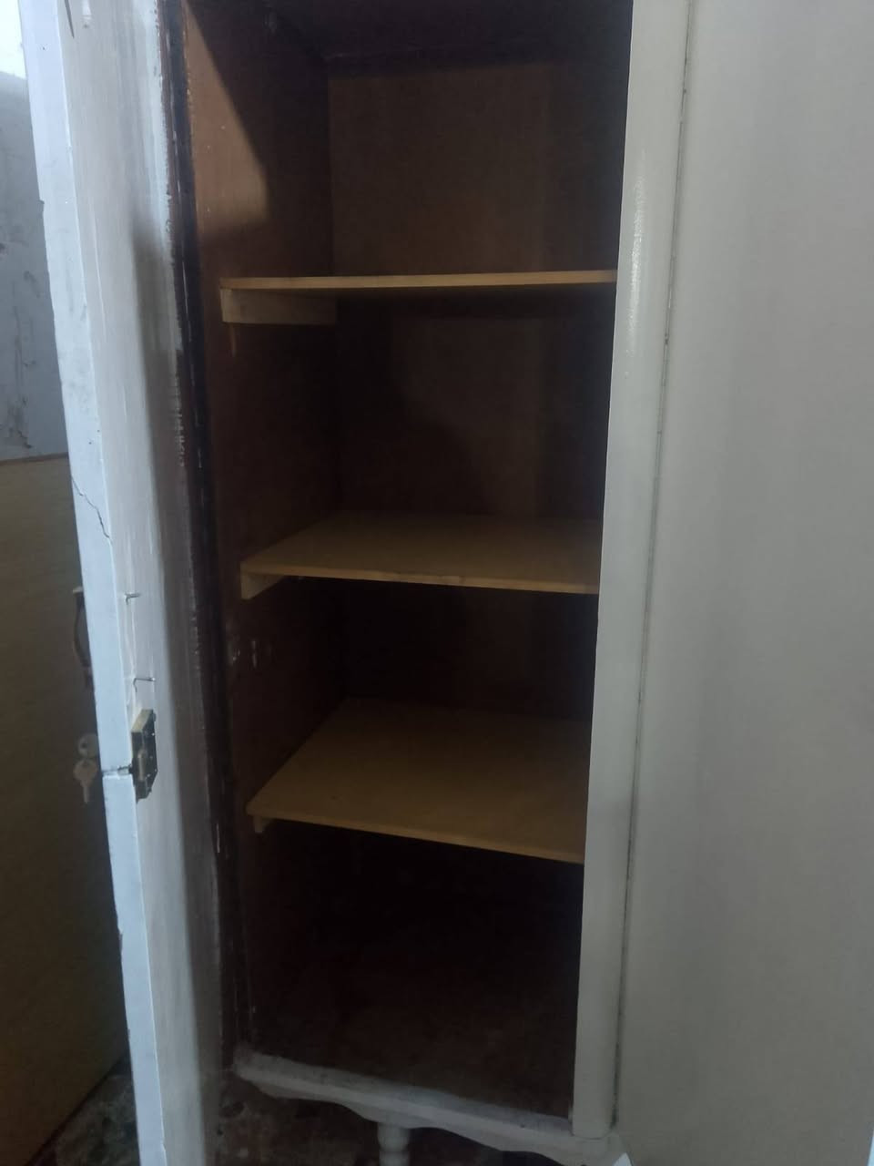 كنتور صاج مصبوغ ابيض ٤ابواب نضيف جدا مكان بغداد الحريه دولعي موجود توصيل داخل بغداد *********** سعره 150الف قفل قفل قفل قفل
