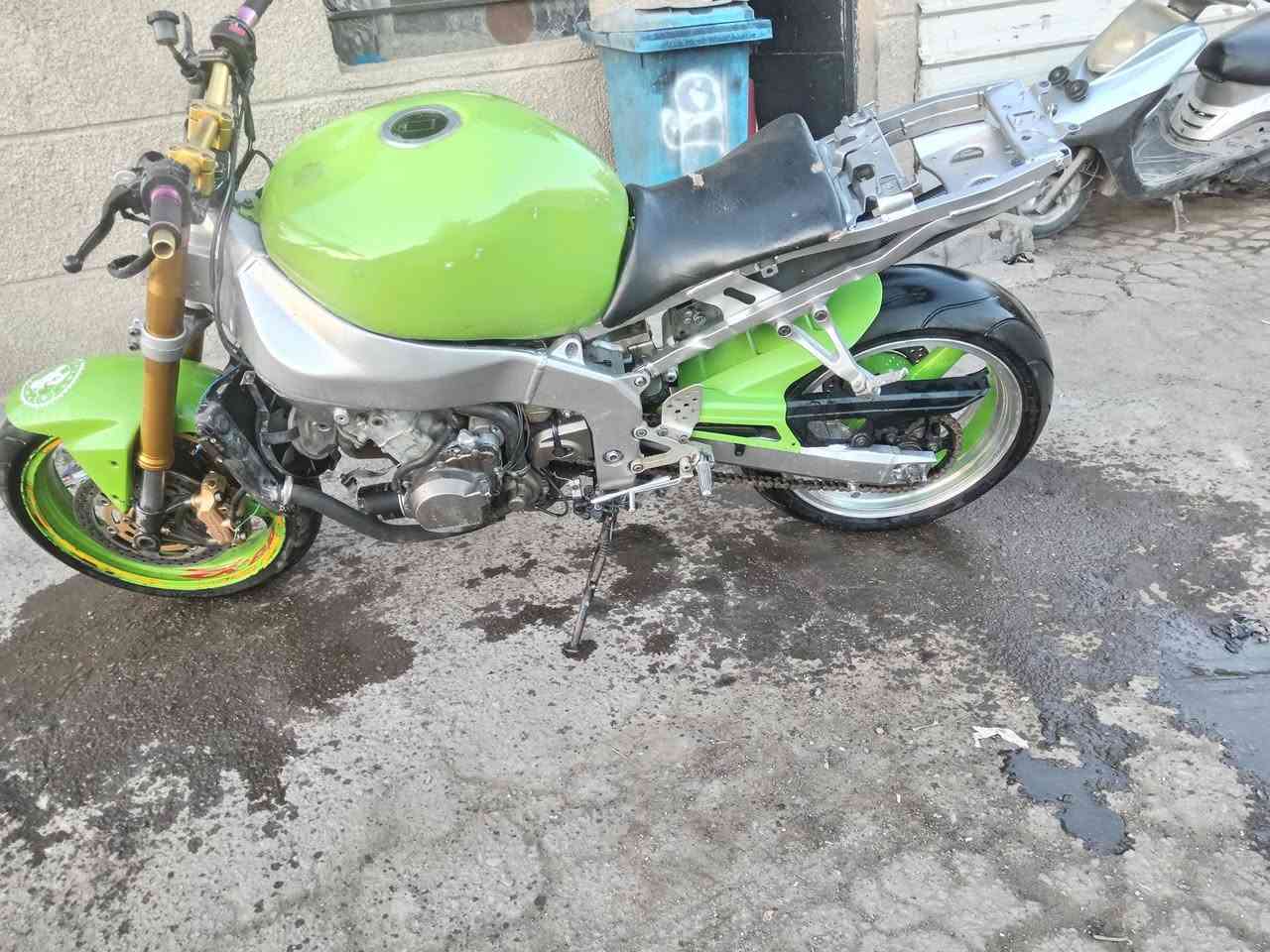 سلام عليكم كاوسكي للبيع او مراوس بيها نقوصات بسيطه  مكينه كصه اوله ناعمه ونكره بكل وقت بك لايت موجود وبعد بيها كم شغله موجودات عنوان البياع سعر ١٣
***********
