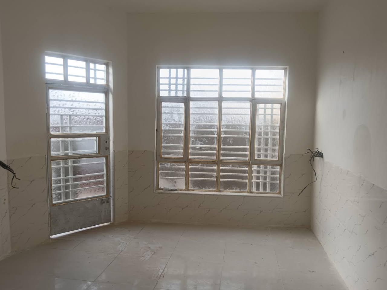 بيت (مشتمل) للبيع مساحته ١١٠ متر
 طابو زراعي سند 25
 الموقع شارع علي قماره قرب حسينية الشهداء
يحتوي على غرفة وصالة واستقبال ومطبخ ومجمع صحيات
والسقف عكاده والسطح فرشي
بناء حديث طابوك
ملاحظه البيت غير مسكون يعني مباشرةً تشيل غراضك تكعد بي
السعر ٤٥ مليون  وبي مجال 
الاستفسار الاتصال على الرقم ***********
