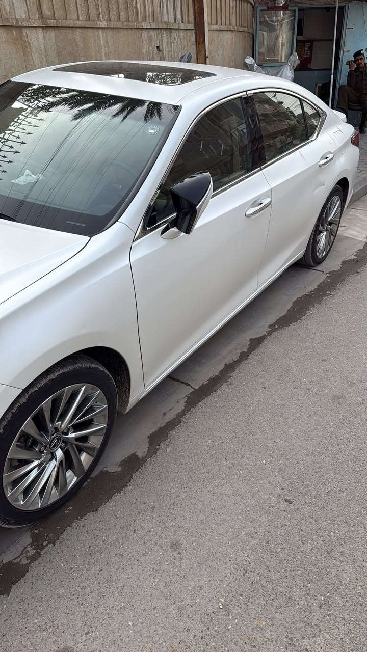 1️⃣ النوع: لكزس ES 300h
2️⃣ النظام: هايبرد (بنزين + كهرباء) 🔋⛽
3️⃣ الجيل: الجيل السابع (2019 وطالع)
4️⃣ المحرك: 2.5 لتر 4 سلندر + محرك كهربائي
5️⃣ القوة الكلية: حوالي 215 حصان
6️⃣ ناقل الحركة: أوتوماتيك CVT
7️⃣ الدفع: أمامي FWD
8️⃣ صرفية الوقود: تقريباً 22–25 كم/لتر (اقتصادية جداً)
9️⃣ الشاشة: شاشة كبيرة مع نظام ملاحة
🔟 المقاعد: جلد كهرباء مع تبريد وتسخين (حسب الفئة)
1️⃣1️⃣ التشغيل: بصمة دخول وتشغيل
1️⃣2️⃣ الأمان: رادار، مانع تصادم، الحفاظ على المسار
1️⃣3️⃣ الكاميرات والحساسات: خلفية + حساسات أمامية وخلفية
1️⃣4️⃣ الإضاءة: LED كاملة
1️⃣5️⃣ المميزات: هدوء عالي، راحة ممتازة، قليلة أعطال

السعر ٣٧٥ وبي مجال 

***********
