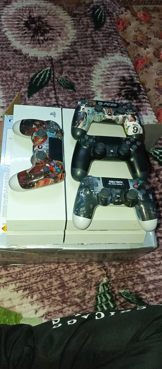 السلام عليكم سوني 4 فاتس للبيع يحتوي على اربع يدات شرط شغالات كلهن نظيفات مكاني ايسر 
جوجلي السعر 240.  ***********
